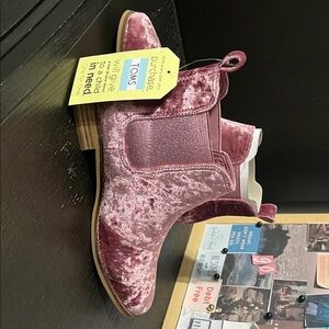 TOMS Women's Pink Velvet Ankle Boots- slightly blemished never worn